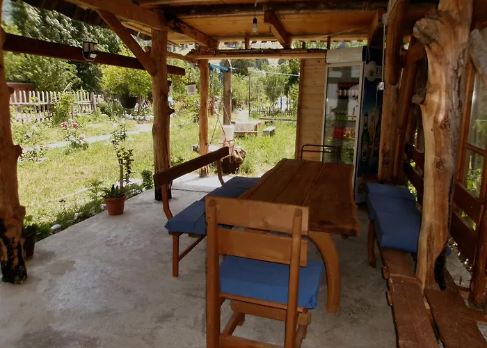 Lola بيت ضيافة فالبني