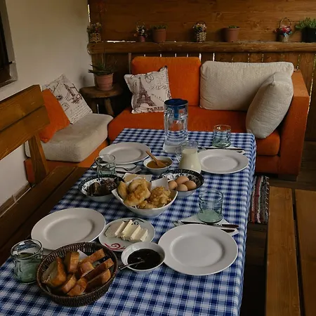 Lola בית הארחה *